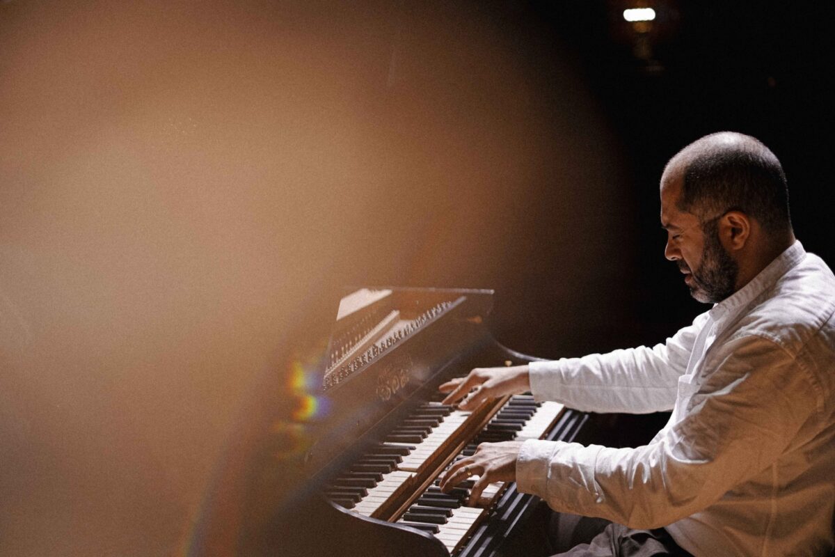 Mahan Esfahani Performing